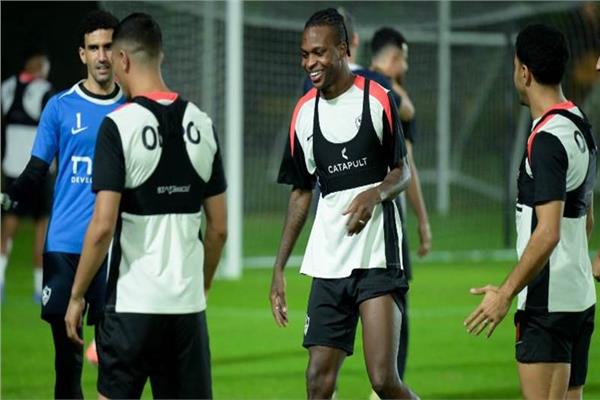 الرباعي الدولي ينتظم في تدريبات الزمالك استعدادًا لمواجهة المصري