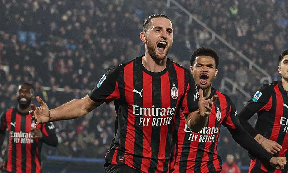 ميلان يفوز على كومو 3-1 ويواصل مطاردة إنتر في الدوري الإيطالي