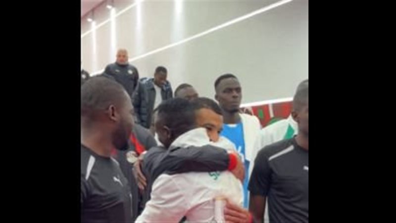 عناق حار بين صلاح وساديو ماني قبل مواجهة مصر والسنغال بأمم أفريقيا