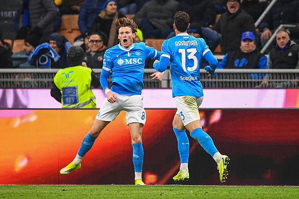 نابولي يفرض التعادل على إنتر ويشعل سباق لقب الدوري الإيطالي