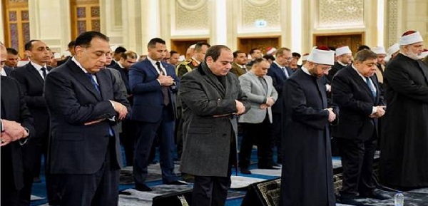 الرئيس السيسى يؤدى صلاة الفجر بمسجد العزيز الحكيم بالمقطم إيذاناً بافتتاحه