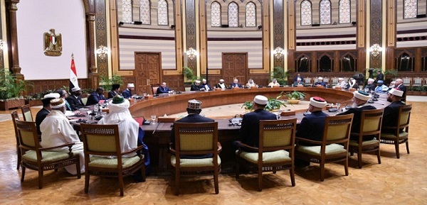 أكد الرئيس عبدالفتاح السيسي أهمية اضطلاع العلماء بدورهم في مواجهة الأفكار المتطرفة والإرهابية، مع التركيز على ضرورة هذه المواجهة في فضاء الإعلام الرقمي ووسائل التواصل الاجتماعي، والارتقاء بالخطاب الديني ليحقق غايته في العمران والبناء والأمان وصون الأوطان وبناء الإنسان. جاء ذلك خلال استقبال الرئيس عبدالفتاح السيسي، اليوم الاثنين، الوزراء ومفتي الدول، ورؤساء المجالس والهيئات الإسلامية، بجانب نخبة من العلماء المشاركين بفعاليات المؤتمر الدولي السادس والثلاثين للمجلس الأعلى للشؤون الإسلامية، الذي تستضيفه مصر يومي 19 و20 يناير الجاري، وذلك بحضور الدكتور أسامة الأزهري وزير الأوقاف، والدكتور أحمد نبوي مخلوف الأمين العام للمجلس الأعلى للشؤون الإسلامية. وصرح المتحدث الرسمي باسم رئاسة الجمهورية السفير محمد الشناوي بأن الرئيس السيسي ألقى كلمة، في مستهل اللقاء، رحّب خلالها بالحضور، معربًا عن تمنياته بنجاح المؤتمر في تحقيق أهدافه، عبر صياغة استراتيجيات موحدة لمواجهة الفكر المتطرف، ومناقشة دور المؤسسات الدينية في تعزيز استقرار المجتمعات، فضلًا عن بحث سبل توظيف الوسائل الرقمية في خدمة الدعوة الحديثة. وأضاف الرئيس السيسي أن انعقاد المؤتمر في هذه اللحظة الفارقة يجسد جسرًا بين القيم الإسلامية الراسخة في العمل وآفاق المستقبل الرقمي، ليؤكد أن الإسلام دين حيّ، لا ينفصل عن واقع الحياة ولا عن تطورات العصر. وشدد سيادته على أن بناء الأوطان لا يتحقق إلا ببناء الإنسان، ومن هنا جعلت الدولة المصرية الاستثمار في الإنسان نهجًا أساسيًا، تعدّ من خلاله جيلًا واعيًا مستنيرًا، قادرًا على مواجهة تحديات العصر، ومؤهلًا للمساهمة في مسيرة البناء والتنمية، وفق رؤية واضحة تضع الإنسان في مقدمة الأولويات. وفي السياق، أوضح السفير محمد الشناوي أن الرئيس السيسي أكد أن رؤية الدولة المصرية للخطاب الديني ودوره في بناء الدولة والإنسان تقوم على أسس راسخة، تشمل إنقاذ الدين من أن يكون ساحة صراع أو جدل أو إساءة، أو أن تختطفه تيارات التطرف فتحوله إلى إرهاب وعنف ودماء وخراب يؤدي إلى الإلحاد. كما شدد على أهمية اضطلاع العلماء بدورهم في مواجهة الأفكار المتطرفة والإرهابية، مع التركيز على ضرورة هذه المواجهة في فضاء الإعلام الرقمي ووسائل التواصل الاجتماعي، والارتقاء بالخطاب الديني ليحقق غايته في العمران والبناء والأمان وصون الأوطان وبناء الإنسان. وأكد الرئيس السيسي كذلك على حتمية العناية بالدعاة من حيث الاختيار والتدريب والمتابعة، وتوفير المظهر اللائق والمستوى المعيشي الكريم، وإرساء ثقافة واسعة للداعية، فضلًا عن الاهتمام بالمساجد لتكون مؤسسات دينية وتربوية وخدمية متكاملة. وفي ختام كلمته، شدد الرئيس عبدالفتاح السيسي على ضرورة صياغة خطاب ديني واعٍ وشامل يواجه التطرف والإرهاب، ويحافظ على الأوطان، ويحقق العمران. وأضاف المتحدث الرسمي باسم رئاسة الجمهورية أن الرئيس السيسي أجرى حوارًا تفاعليًا مع المشاركين، جرى خلاله التأكيد على أهمية إعلاء الفكر الوسطي ومكافحة التطرف والإرهاب، وضرورة مواصلة السعي للارتقاء بمكانة العالم الإسلامي ووضعه في الموقع الذي يستحقه، مع الاهتمام بالعلماء وتأهيلهم، وترسيخ الفهم الحقيقي للإسلام على مستوى الأفراد والمجتمعات والدول الإسلامية، والتأكيد على الدور الرائد والمكانة المرموقة التي تحظى بها مصر والأزهر الشريف في العالمين العربي والإسلامي.