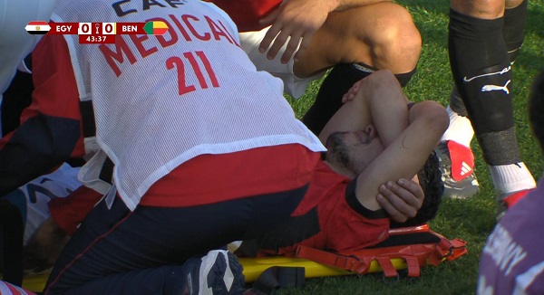 إصابة نجم مصر وخروجه علي نقالة باكيًا في مباراة مصر ضد بنين بكأس أمم أفريقيا