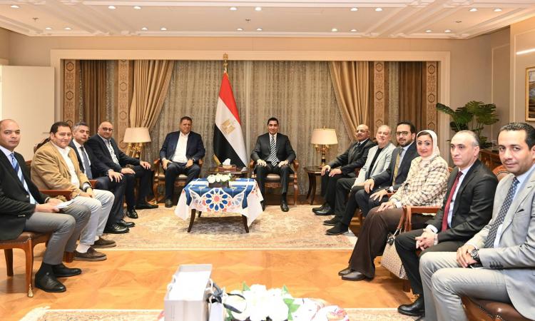 وزير الرياضة يستقبل الاتحاد المصري لكرة اليد ويتلقى التهنئة