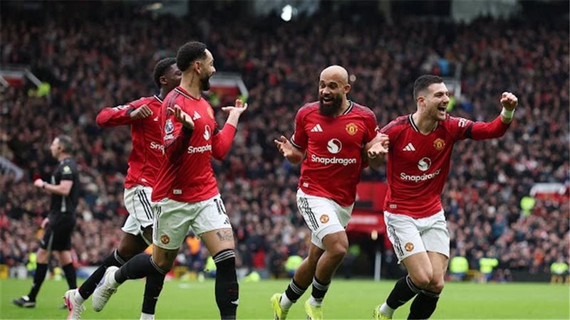 مانشستر يونايتد يفوز على توتنهام 2-0 في البريميرليج