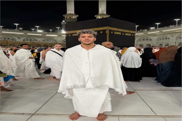 إمام عاشور يؤدي العمرة برفقة زوجته