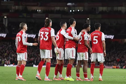 أرسنال يتعادل مع برينتفورد 1-1 ويشعل صدارة الدوري الإنجليزي