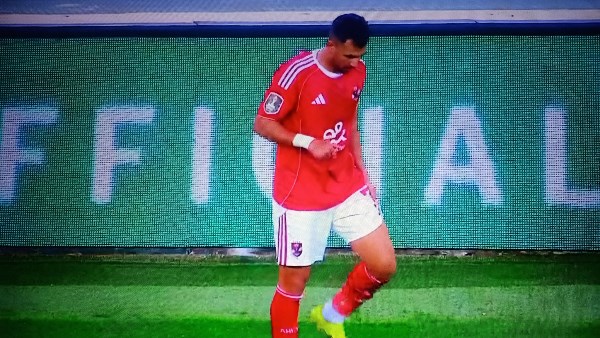 تريزيجيه يغادر مباراة شبيبة القبائل مصاباً