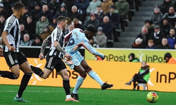 برينتفورد يفوز على نيوكاسل 3-2 في الدوري الإنجليزي