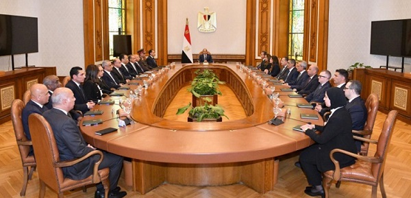 الرئيس السيسى يجتمع مع الوزراء الجدد عقب أدائهم اليمين الدستورية