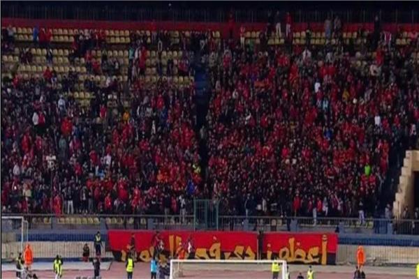 جماهير الأهلي تهاجم اللاعبين بعد السقوط أمام الطلائع .. خلي عندك دم