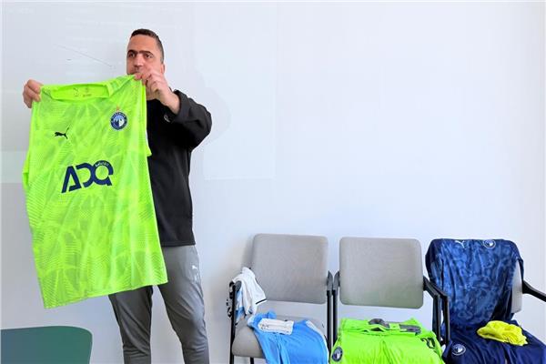 بيراميدز يرتدي زيه الأساسي الأزرق في الأبيض أمام الجيش الملكي