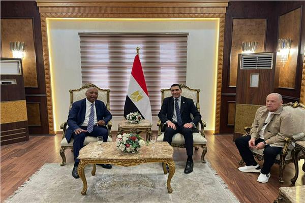 رئيس «الكاف» ينقل رسالة تقدير من رئيس جنوب أفريقيا إلى الرئيس السيسي