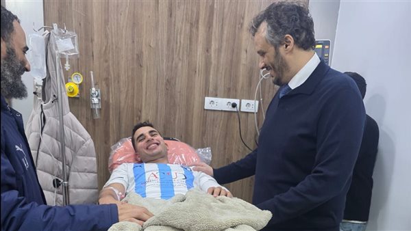 رئيس نادي بيراميدز يزور محمد حمدي في المستشفى