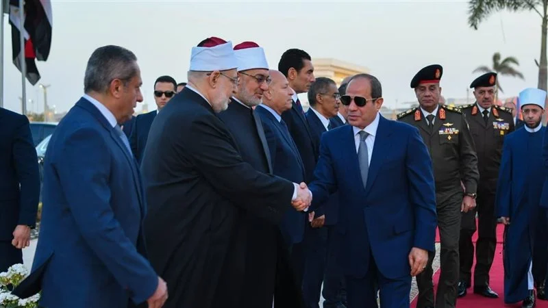 الرئيس السيسي يؤدي صلاة عيد الفطر في مسجد الفتاح العليم
