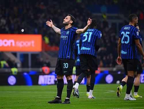 إنتر يفوز على جنوى 2-0 ويعزز صدارته للدوري الإيطالي