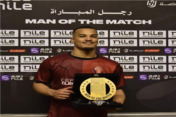 فخري لاكاي أفضل لاعب في مباراة الأهلي وسيراميكا بالدوري