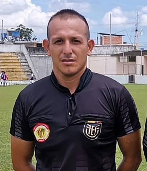 مصرع حكم بالرصاص في أرض الملعب يهز عالم كرة القدم