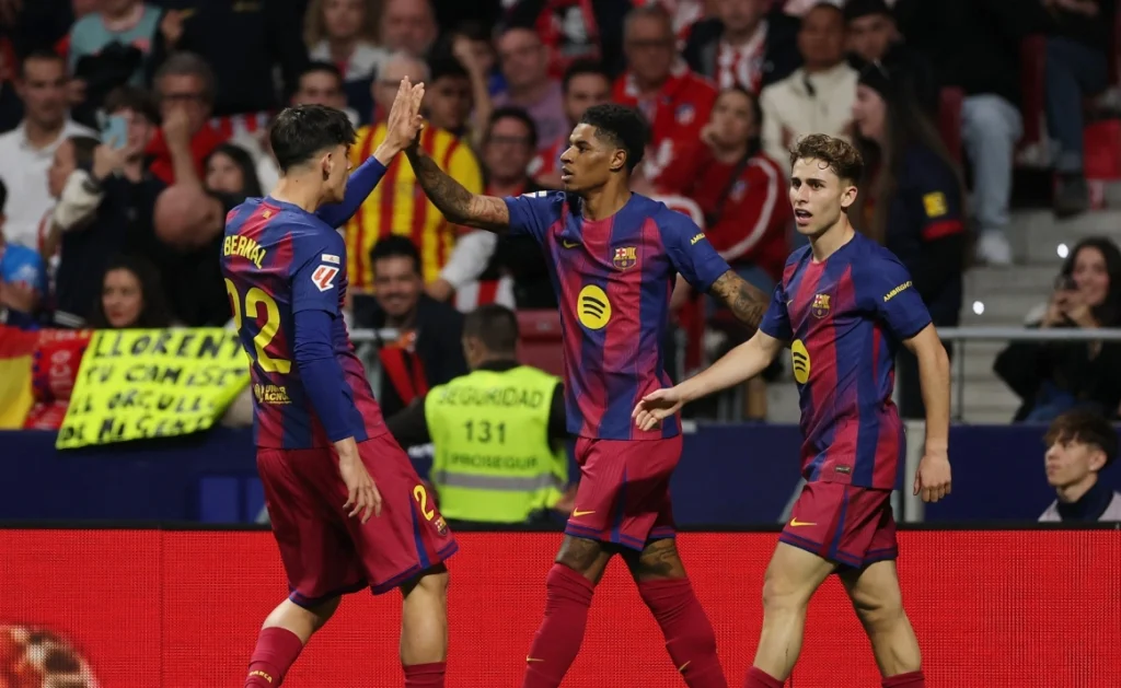 برشلونة يفوز على أتلتيكو مدريد 2-1 ويبتعد بالصدارة