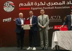 اتحاد الكرة يكرم محمود وفا ويمنحه الشارة الدولية