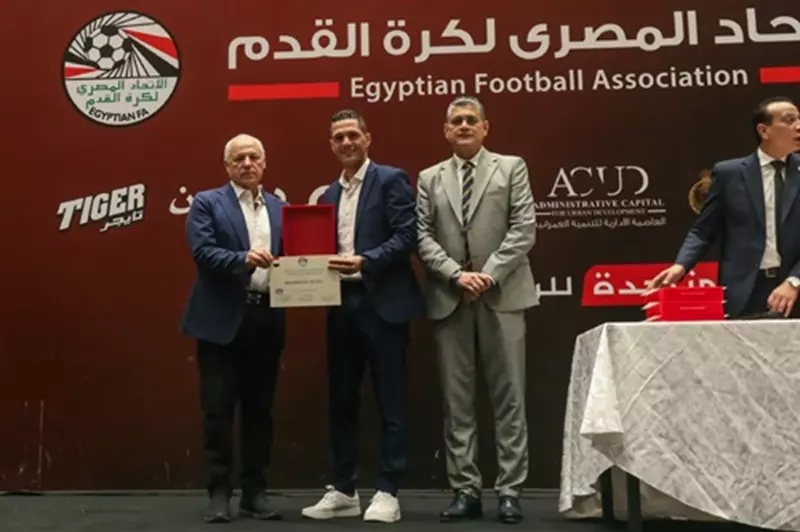 اتحاد الكرة يكرم محمود وفا ويمنحه الشارة الدولية