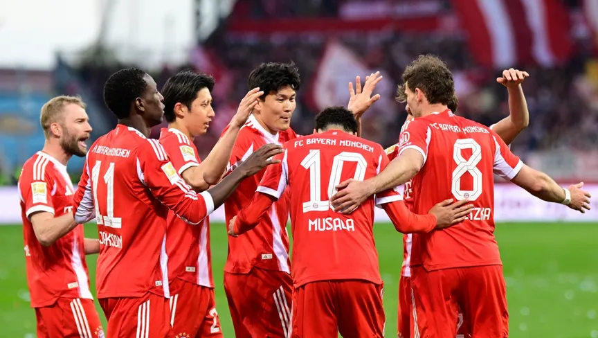 بايرن ميونخ يسحق سانت باولي 5-0 ويقترب من اللقب