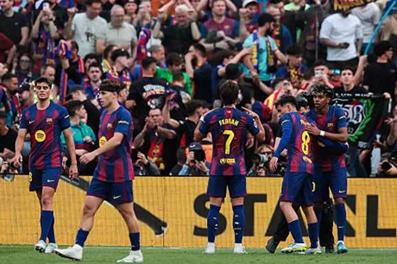 برشلونة يفوز على أوساسونا 2-1 ويقترب من حسم الدوري الإسباني
