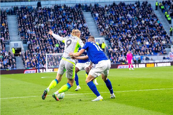 مانشستر سيتي يتعادل مع إيفرتون 3-3 في مباراة مثيرة بالدوري الإنجليزي